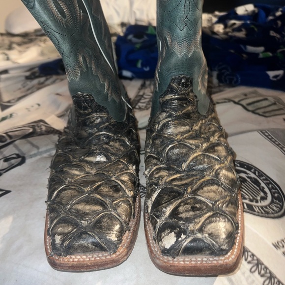 Only weared couple of times size 9 Ariat boots